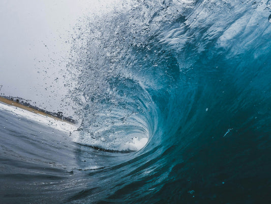 Barrel wave breaking, ocean tube